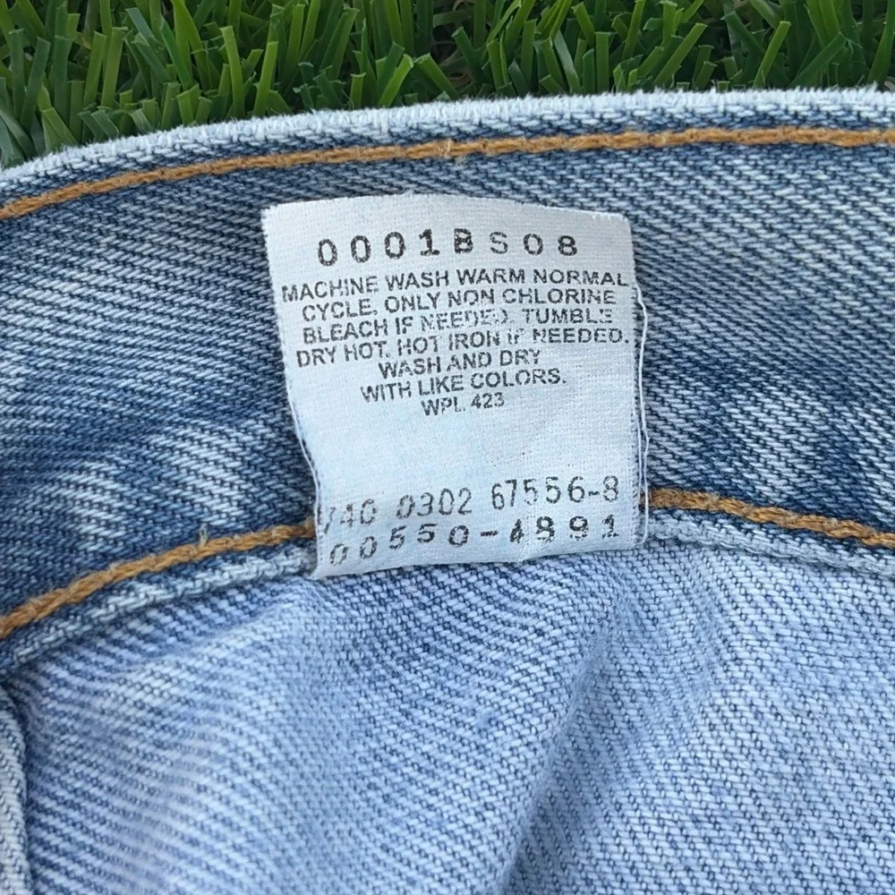Vintage 90's Levi's 550 Mens 30x30 Relaxed Tapered Light Wash Denim Jeans Frayed